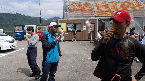 ソフトクリームを食べる